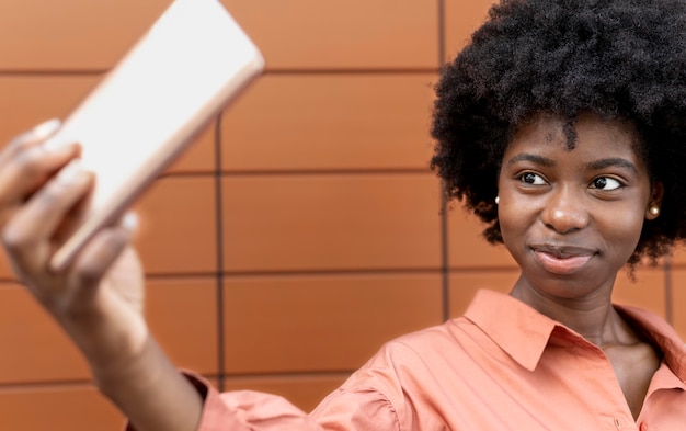 Mujer afroamericana tomando un selfie con su smartphone