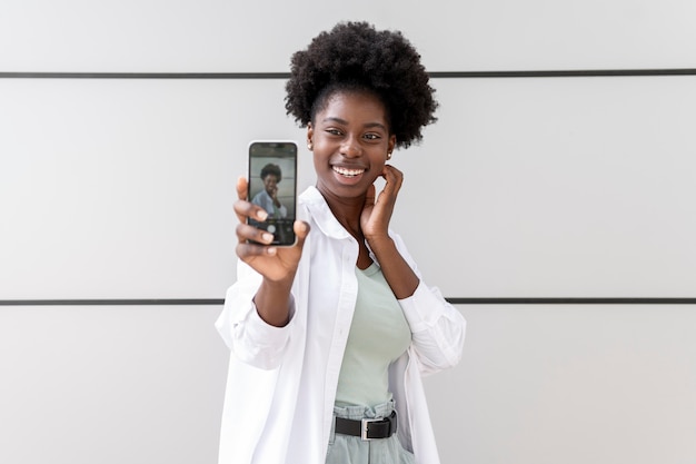 Mujer afroamericana tomando un selfie con su smartphone