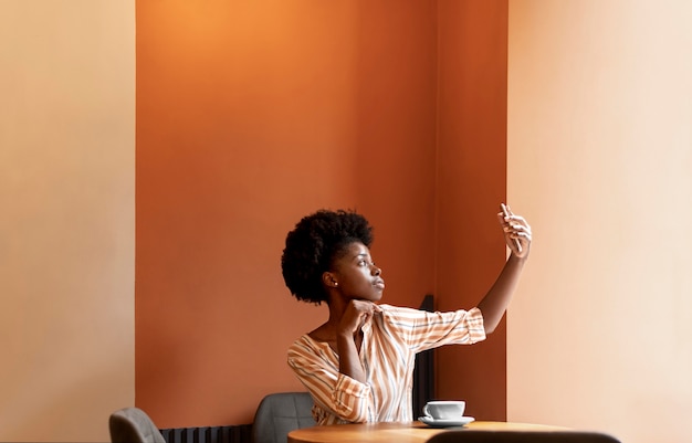 Mujer afroamericana tomando un selfie con su smartphone