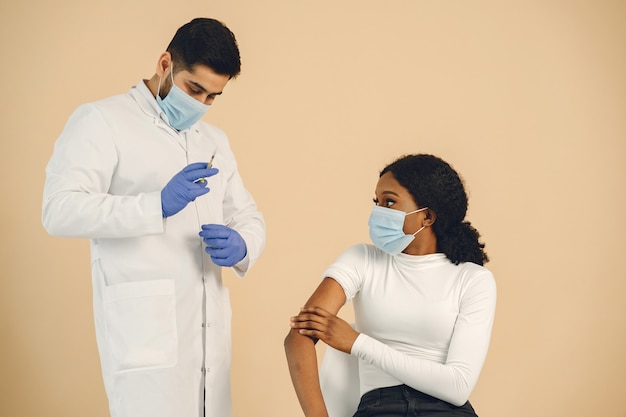 Mujer afroamericana vacunarse, aislado. Concepto de coronavirus.