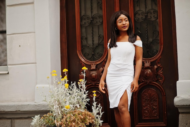 Mujer afroamericana en vestido blanco posó al aire librexA