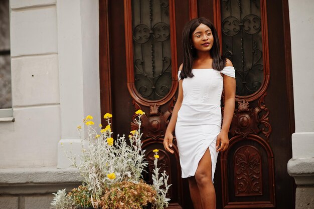 Mujer afroamericana en vestido blanco posó al aire librexA