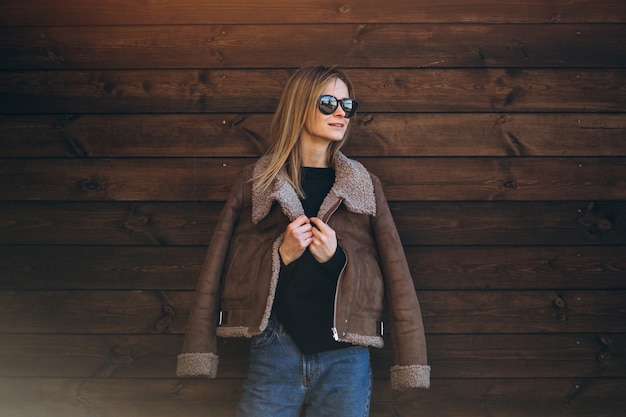 Mujer afuera en el fondo de madera