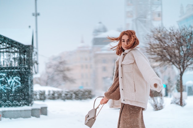 Bastante joven mujer en un frío día de invierno