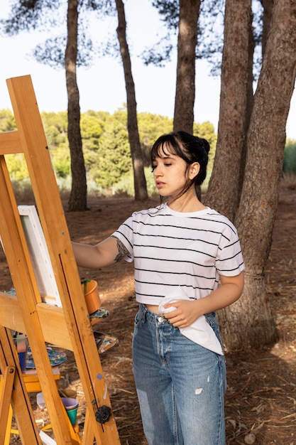 Mujer afuera en la pintura de la naturaleza