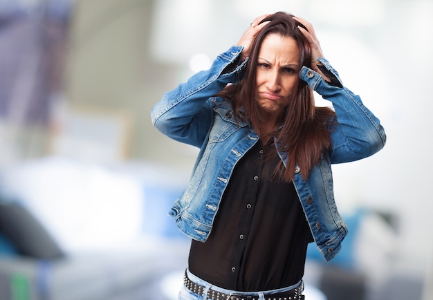 Foto gratuita mujer agarrándose la cabeza con las manos