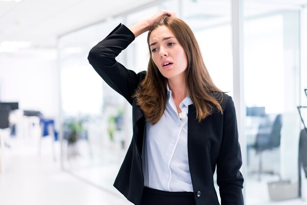 Mujer agarrándose el pelo