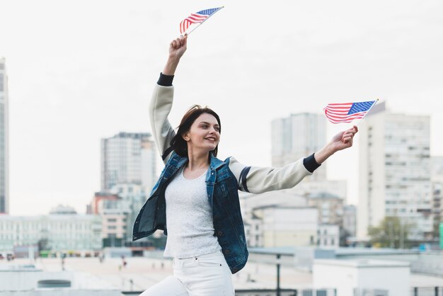 Mujer agitando banderas en el día de la independencia de América