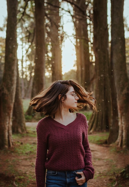 Mujer agitando su cabello en el bosque