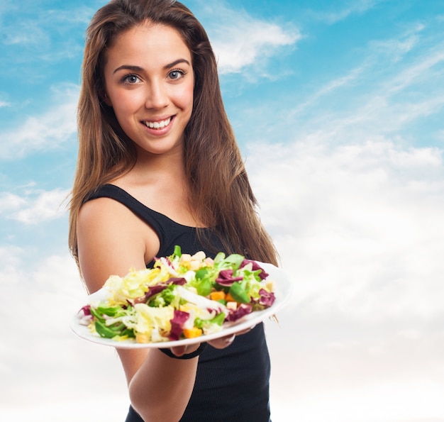 Foto gratuita mujer agradable que ofrece algo de comida