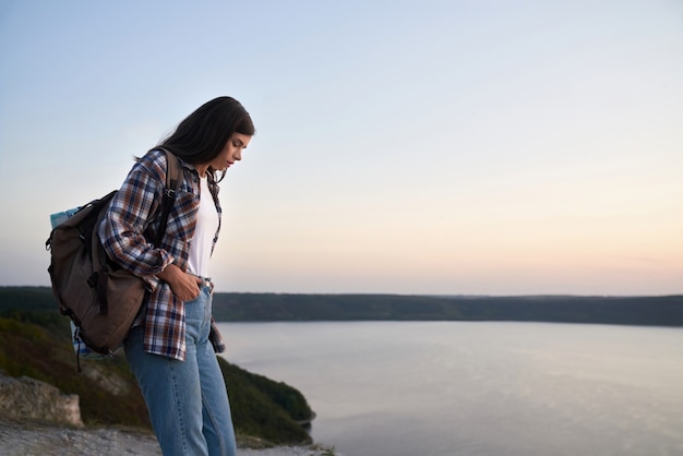 Mujer agradable senderismo solo en el parque nacional podillya tovtry