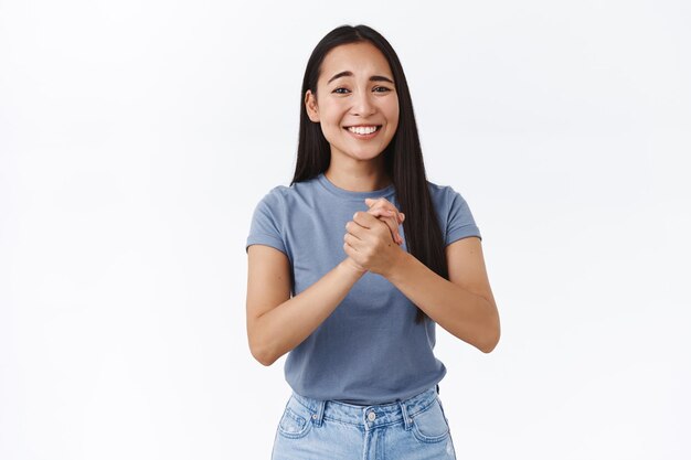 Mujer agradece la ayuda, agradece mucho a un compañero de trabajo que le salvó la vida, júntese las manos y agítelo en solidaridad, sonriendo agradeciendo, expresando gratitud