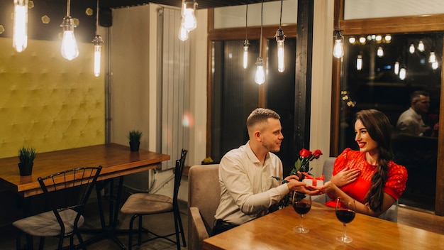 Mujer agradecida con regalos forma hombre