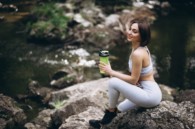 Foto gratuita mujer agua potable en ropa deportiva