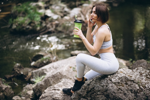 Mujer agua potable en ropa deportiva