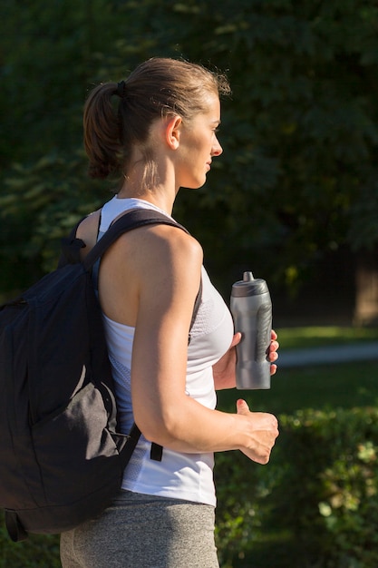 Mujer, agua potable