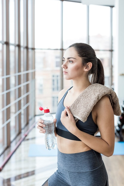 Foto gratuita mujer con agua y toalla