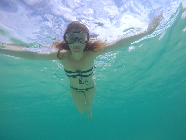 Mujer bajo el agua