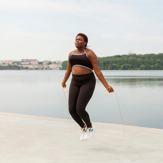 Mujer, aire libre, saltar la cuerda