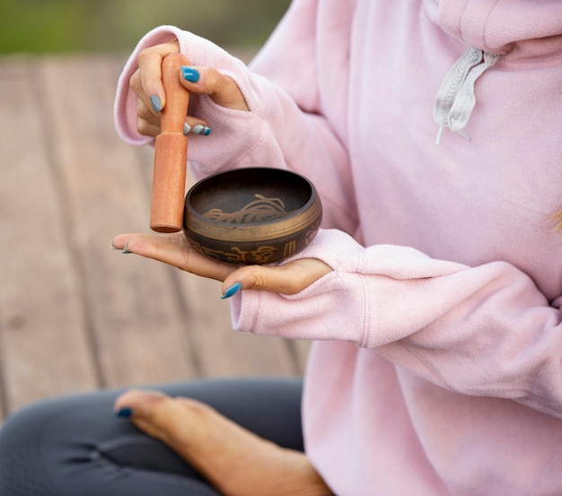 Mujer, aire libre, tenencia, cuenco tibetano