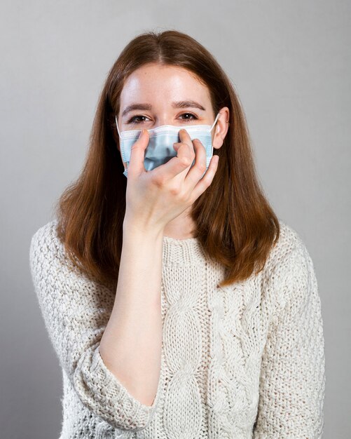 Mujer ajustando su máscara médica para protección