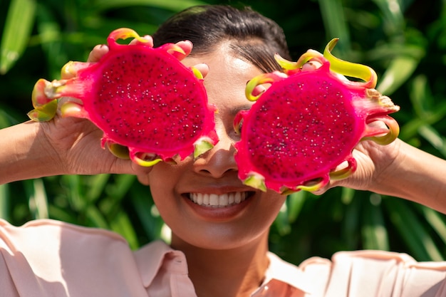 Foto gratuita mujer al aire libre con fruta del dragón