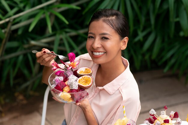 Mujer al aire libre con fruta del dragón