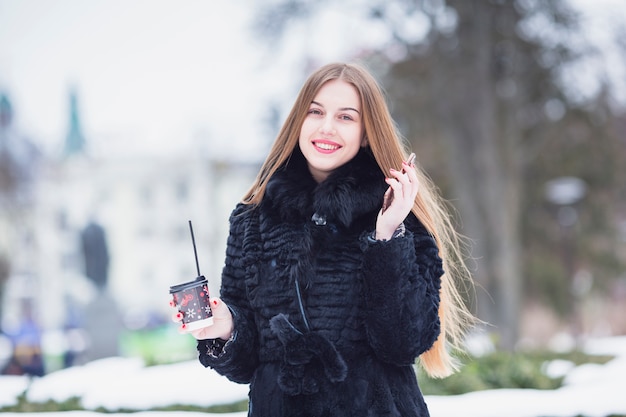 Mujer al aire libre en invierno