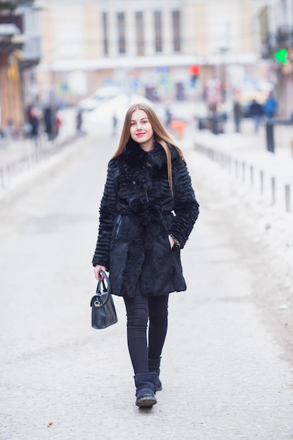 Mujer al aire libre en invierno