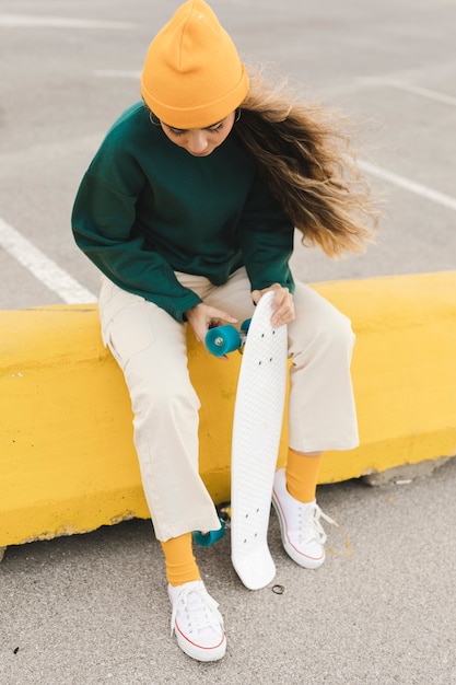 Foto gratuita mujer al aire libre con patineta