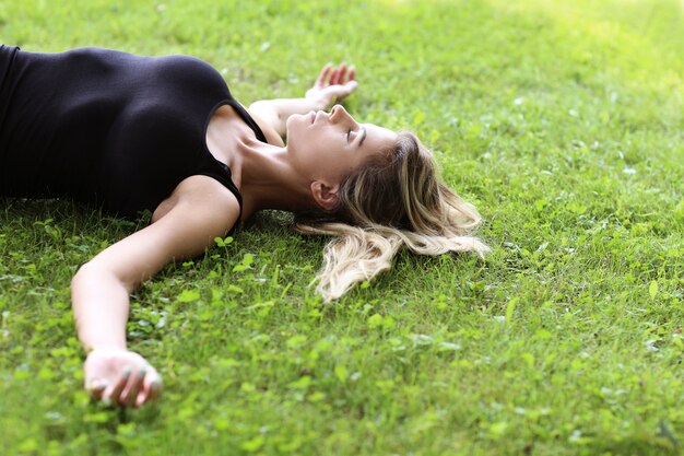 Mujer al aire libre