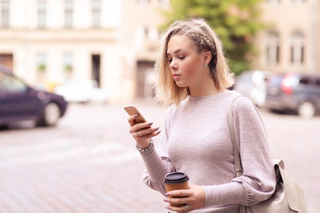 Mujer al aire libre