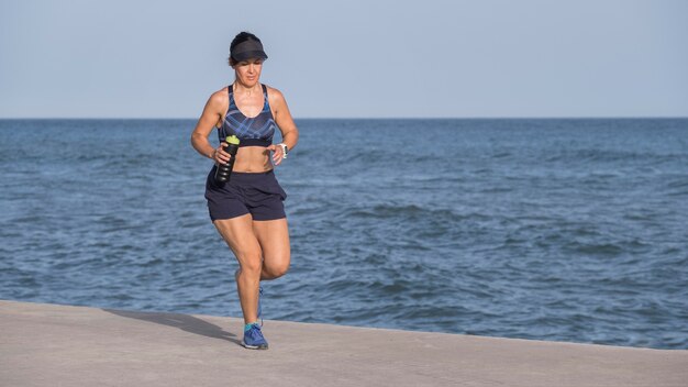 Mujer al lado del mar corriendo