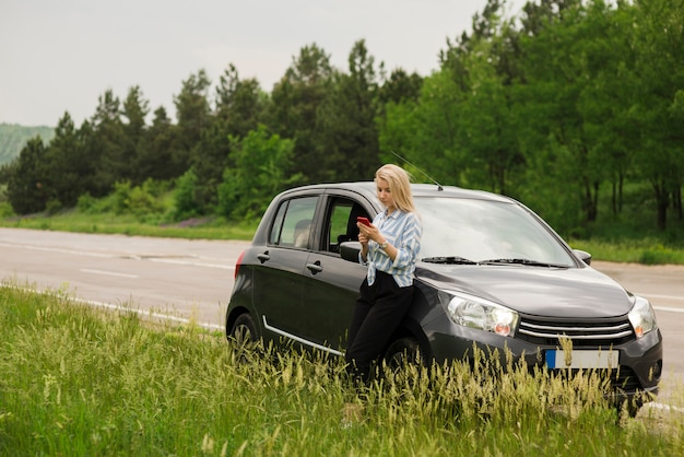 Mujer al lado de su coche