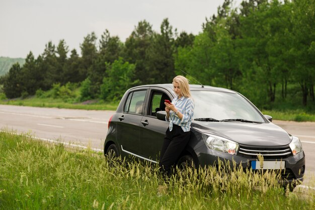 Mujer al lado de su coche