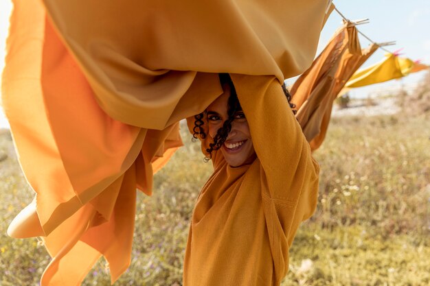 Mujer al lado de tendedero en el campo