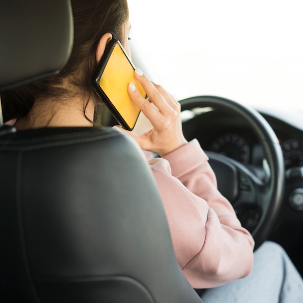 Foto gratuita mujer al volante hablando por teléfono