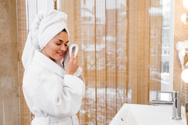 Foto gratuita mujer con albornoz en habitación de hotel