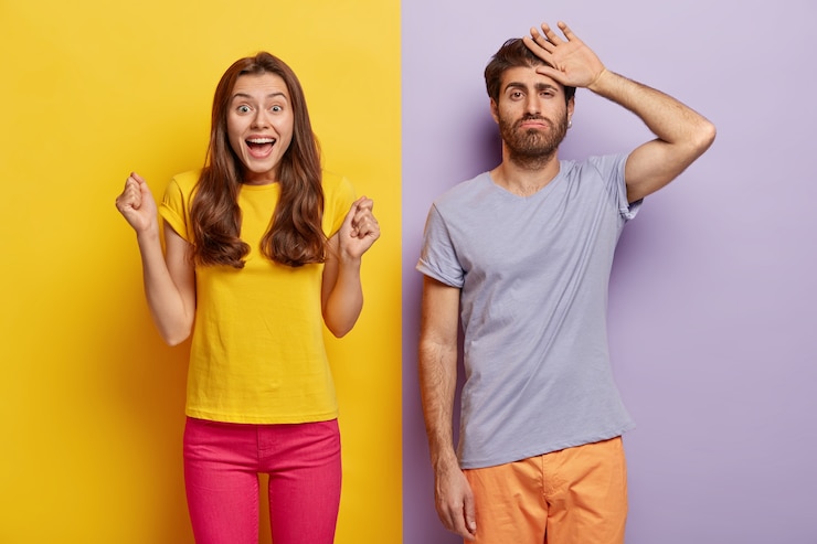 Foto gratuito la mujer alegre aprieta los puños en señal de triunfo, el hombre cansado suspira de alivio
