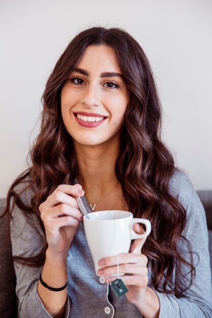 Mujer alegre bebiendo té