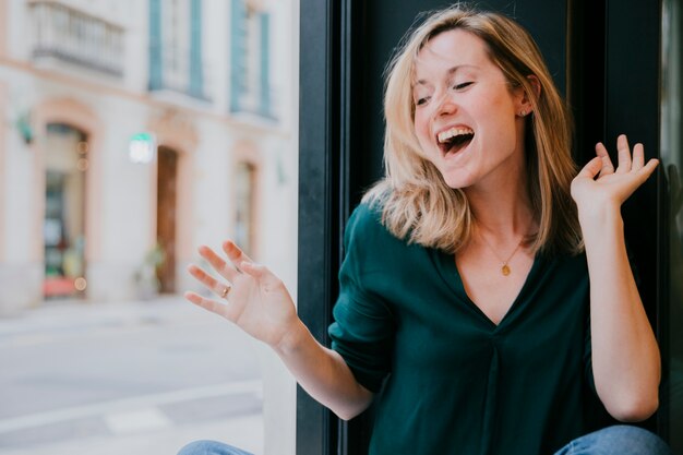 Mujer alegre en café