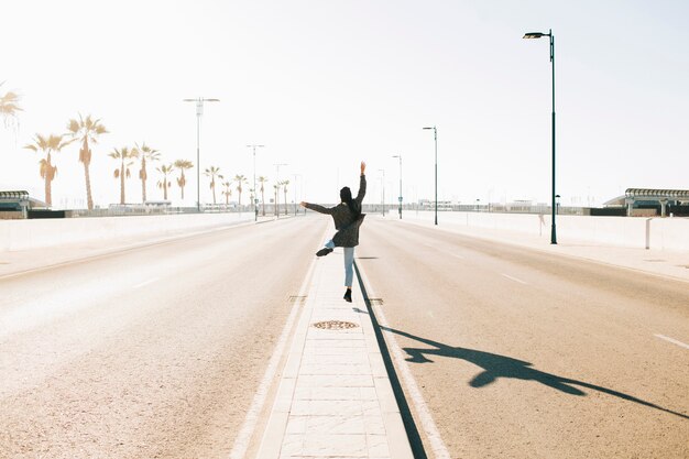 Mujer alegre en calle