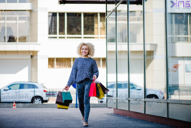 Mujer alegre caminando en la tienda