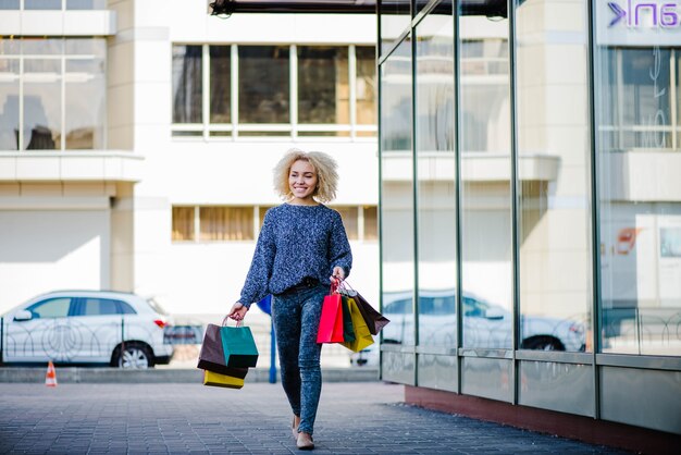 Mujer alegre caminando en la tienda