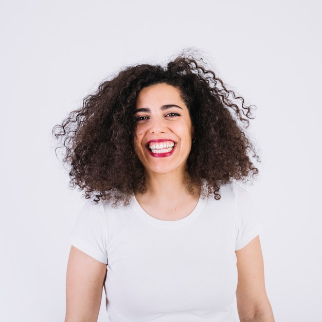 Mujer alegre en camiseta blanca