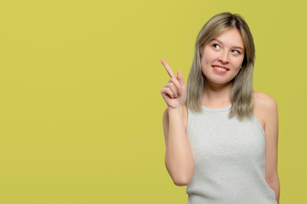 Mujer alegre en una camiseta sin mangas beige