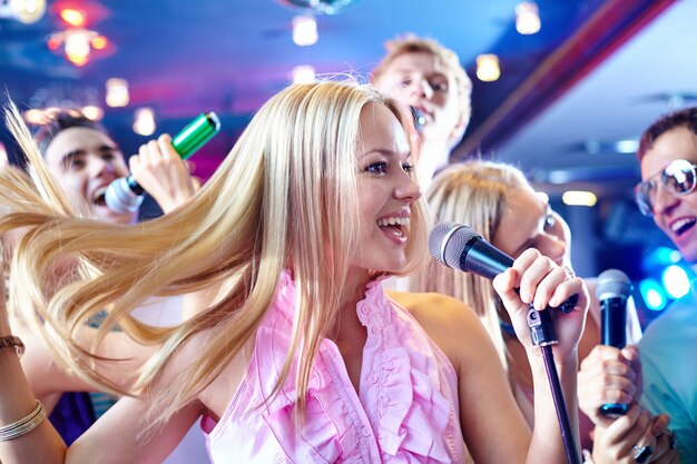 Mujer alegre cantando