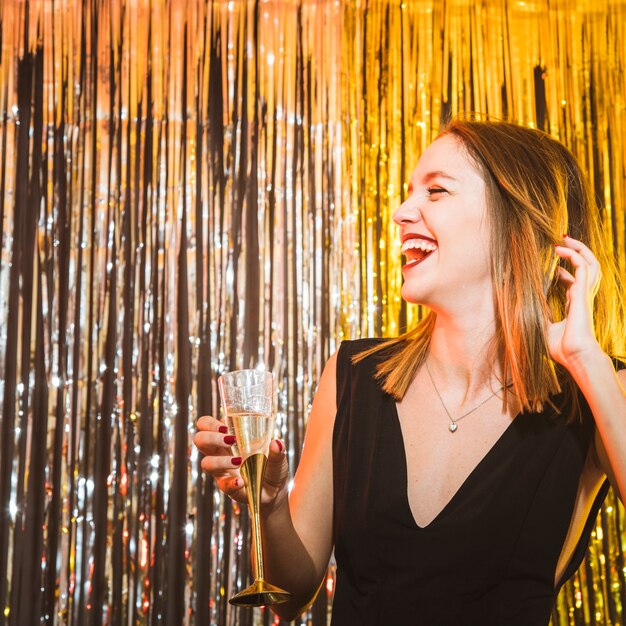 Mujer alegre en celebraciones de año nuevo