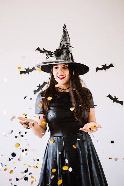 Mujer alegre en confeti de Halloween