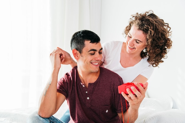 Foto gratuita mujer alegre dando presente a hombre sonriente.